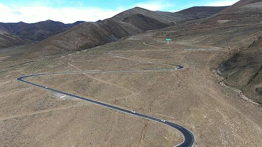 航拍喜马拉雅山脉崎岖蜿蜒的盘山公路视频的预览图