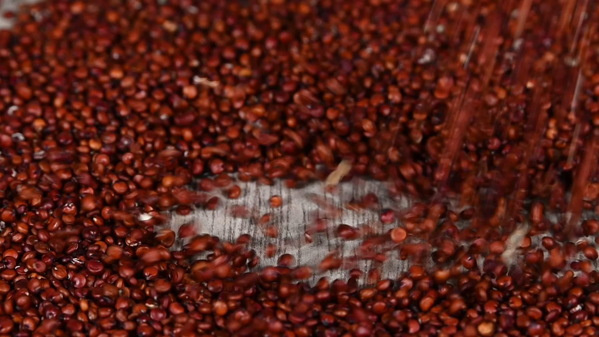 红色落在木桌上quinoa种子视频的预览图