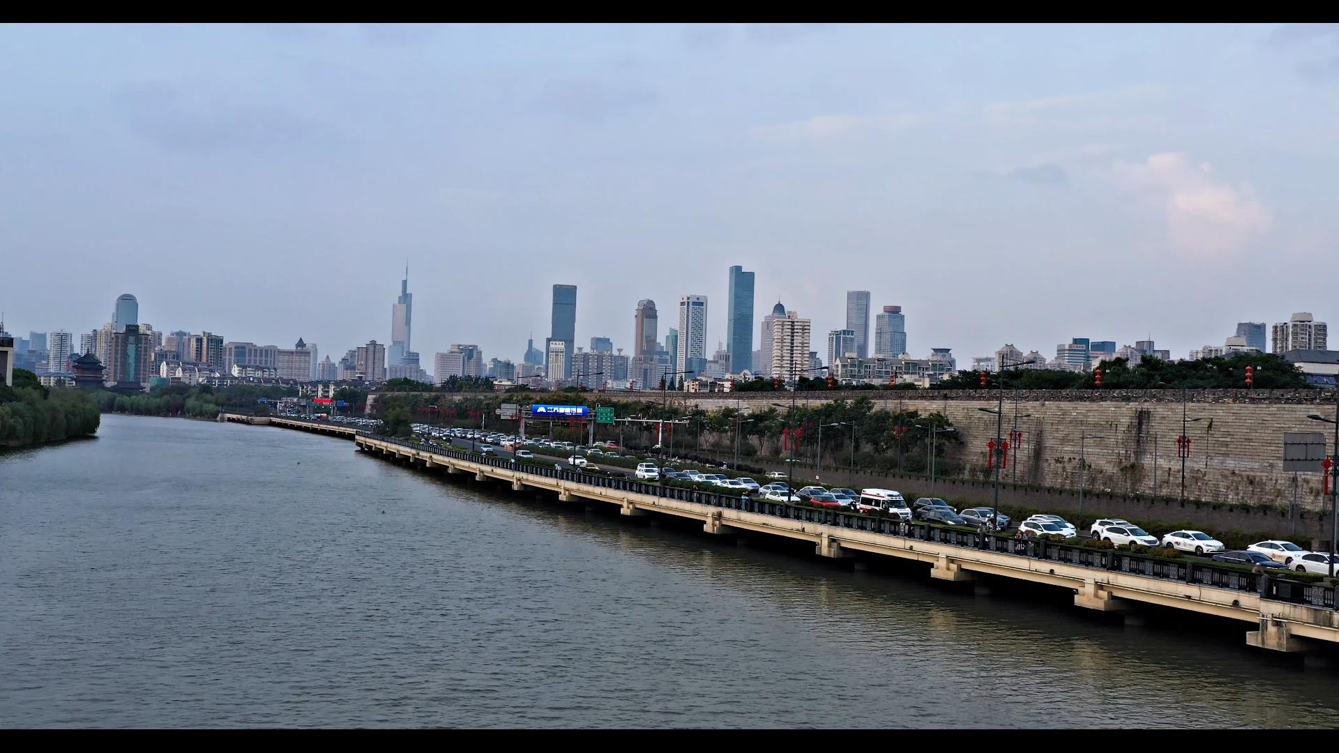 南京城市黄昏日落建筑群CBD航拍4K视频的预览图