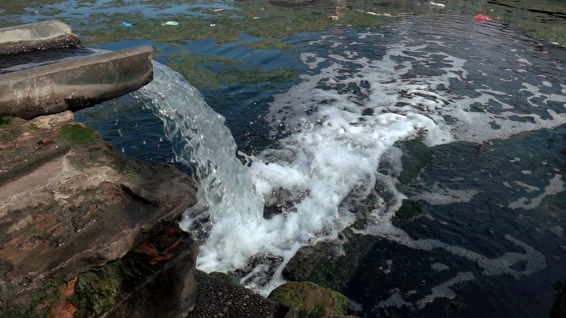 水流入一个肮脏的池塘视频的预览图