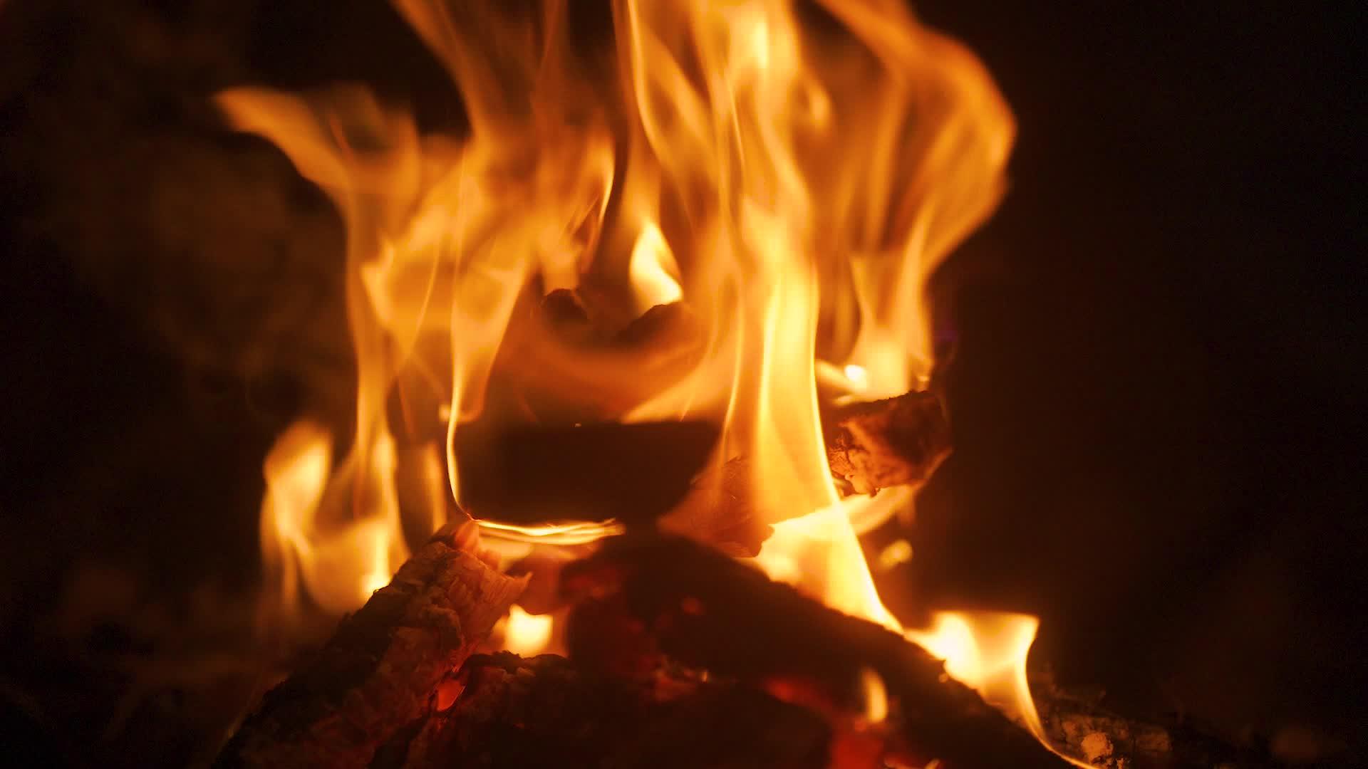 高清晰度实拍燃烧的火焰升级视频的预览图