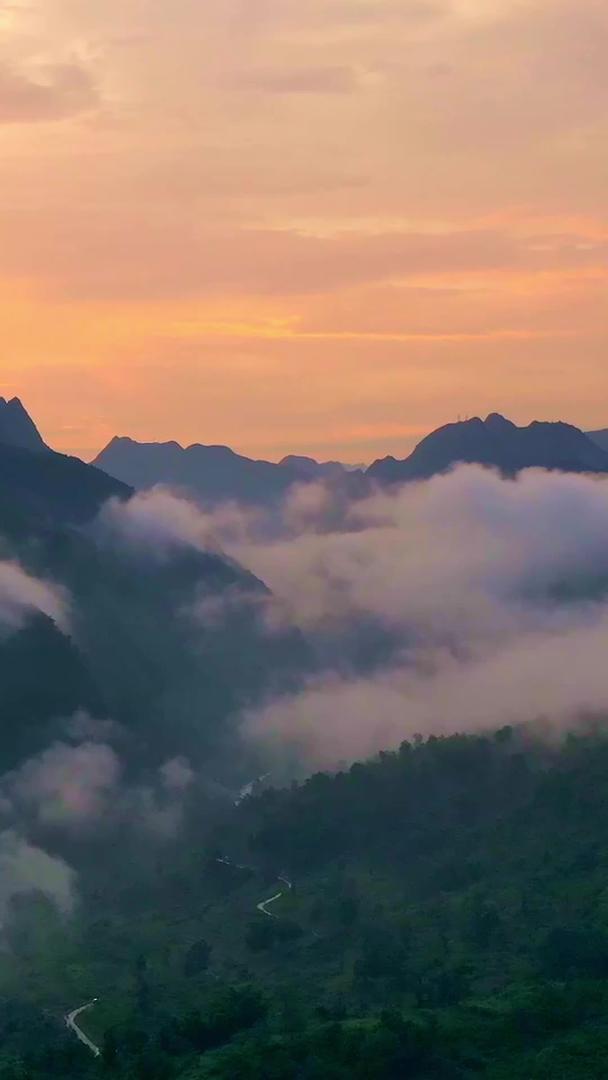 贵州大山中的瀑布视频的预览图