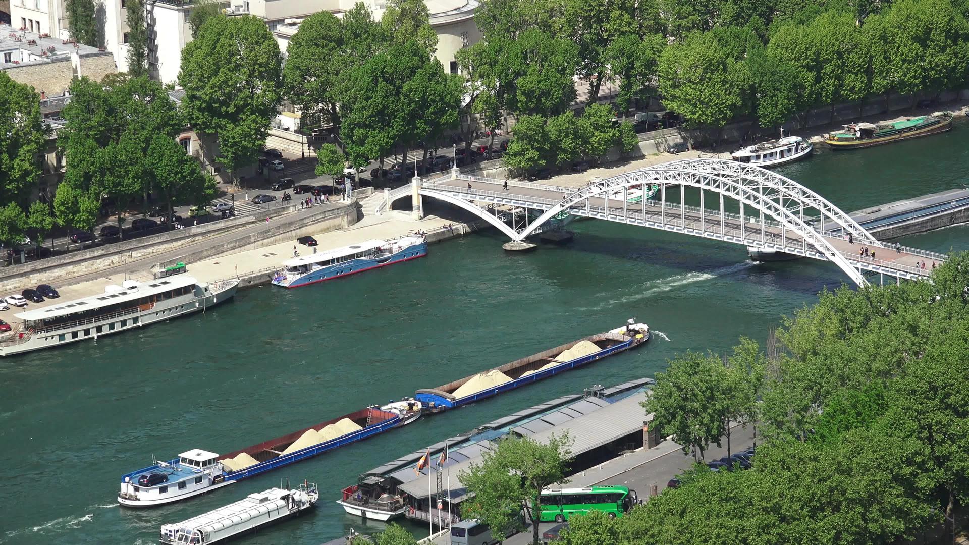 在法国巴黎的空中观察到内河和底比利人行桥货船Francale视频的预览图