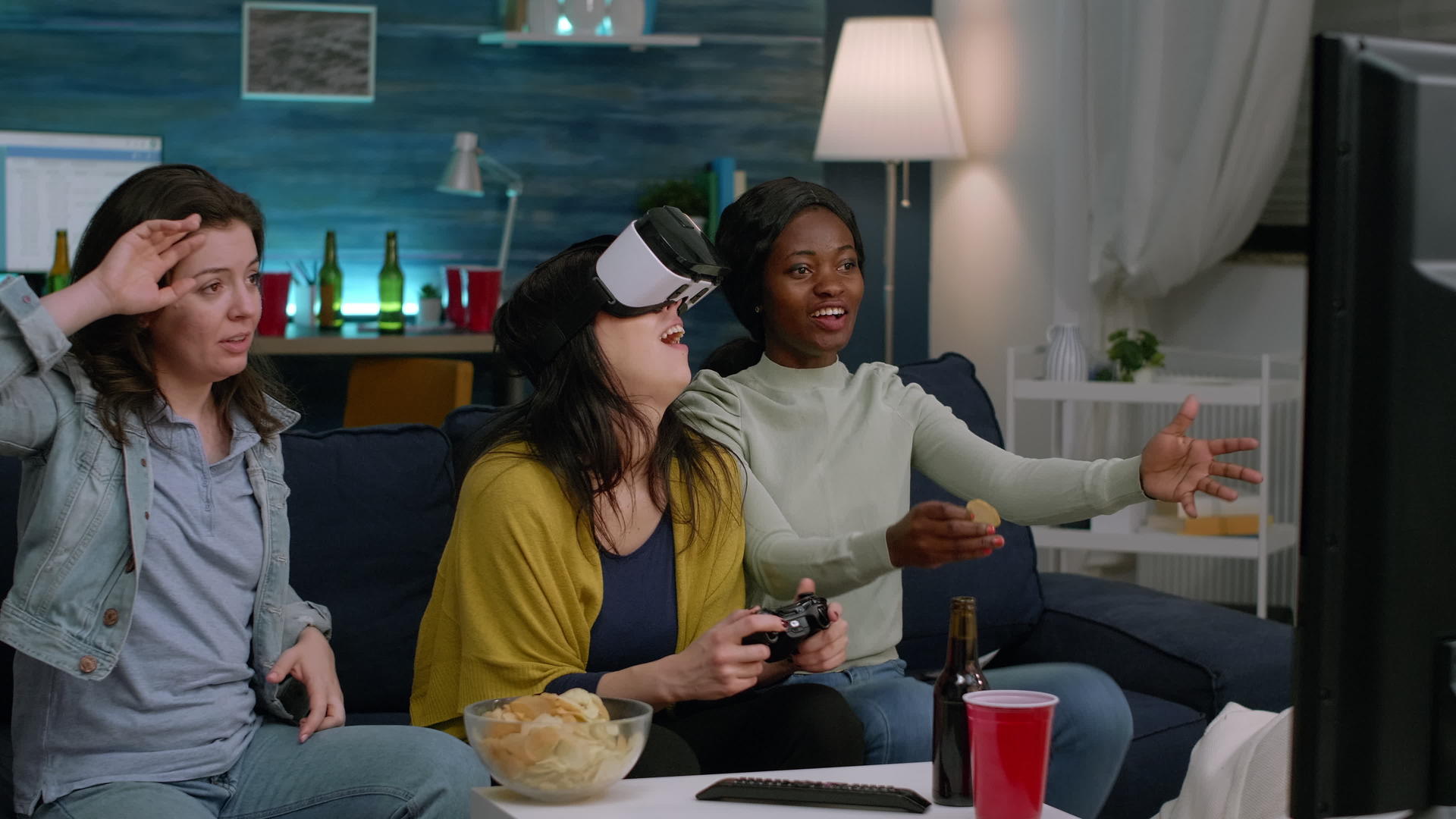 黑人黑人女性体验虚拟现实耳机赢得视频游戏视频的预览图