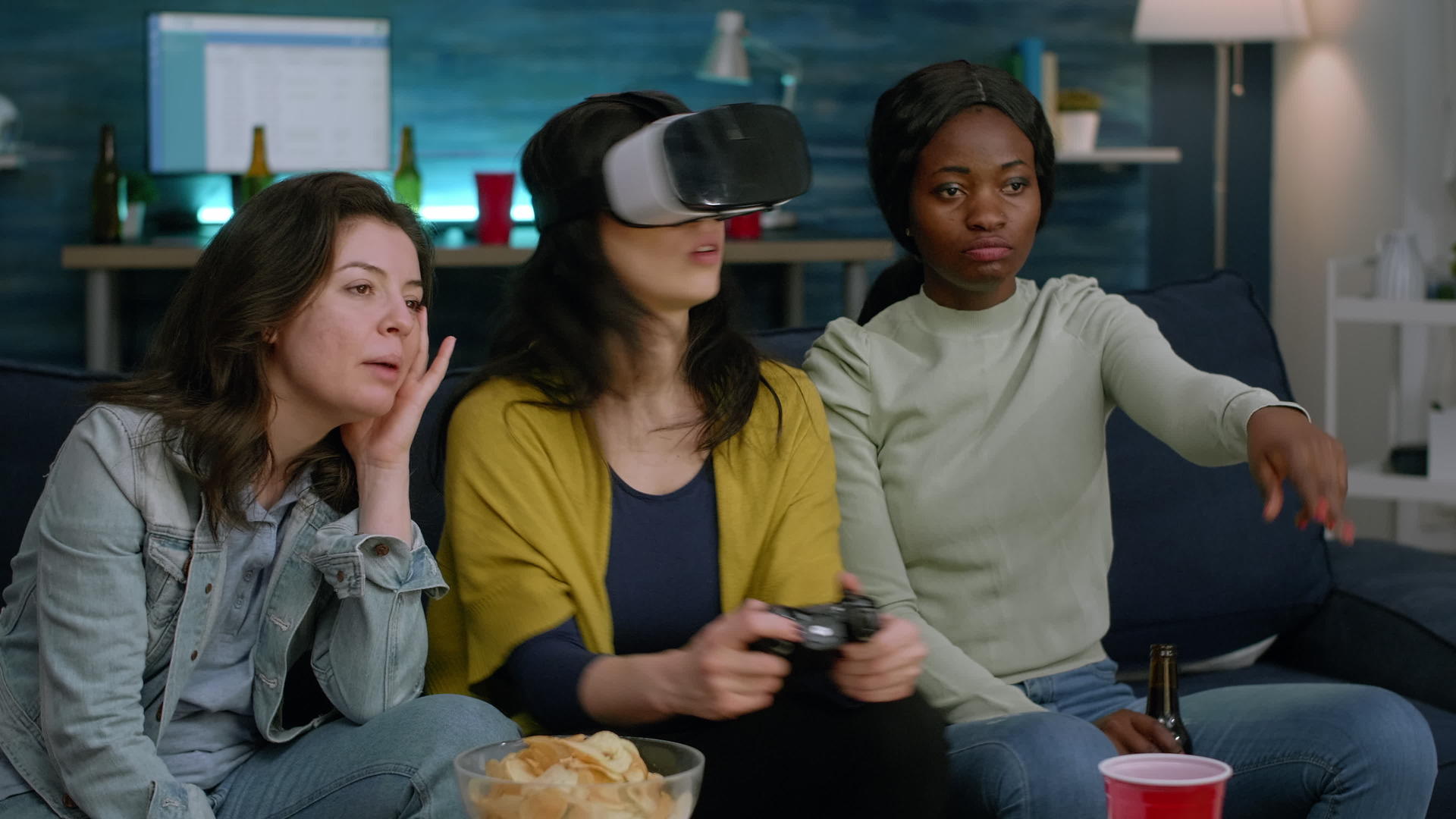 兴奋的女性花时间与混合朋友体验虚拟现实视频的预览图