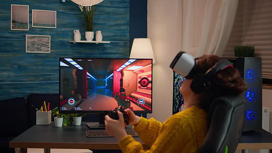 女性在网上玩网络游戏时使用虚拟现实头盔视频的预览图