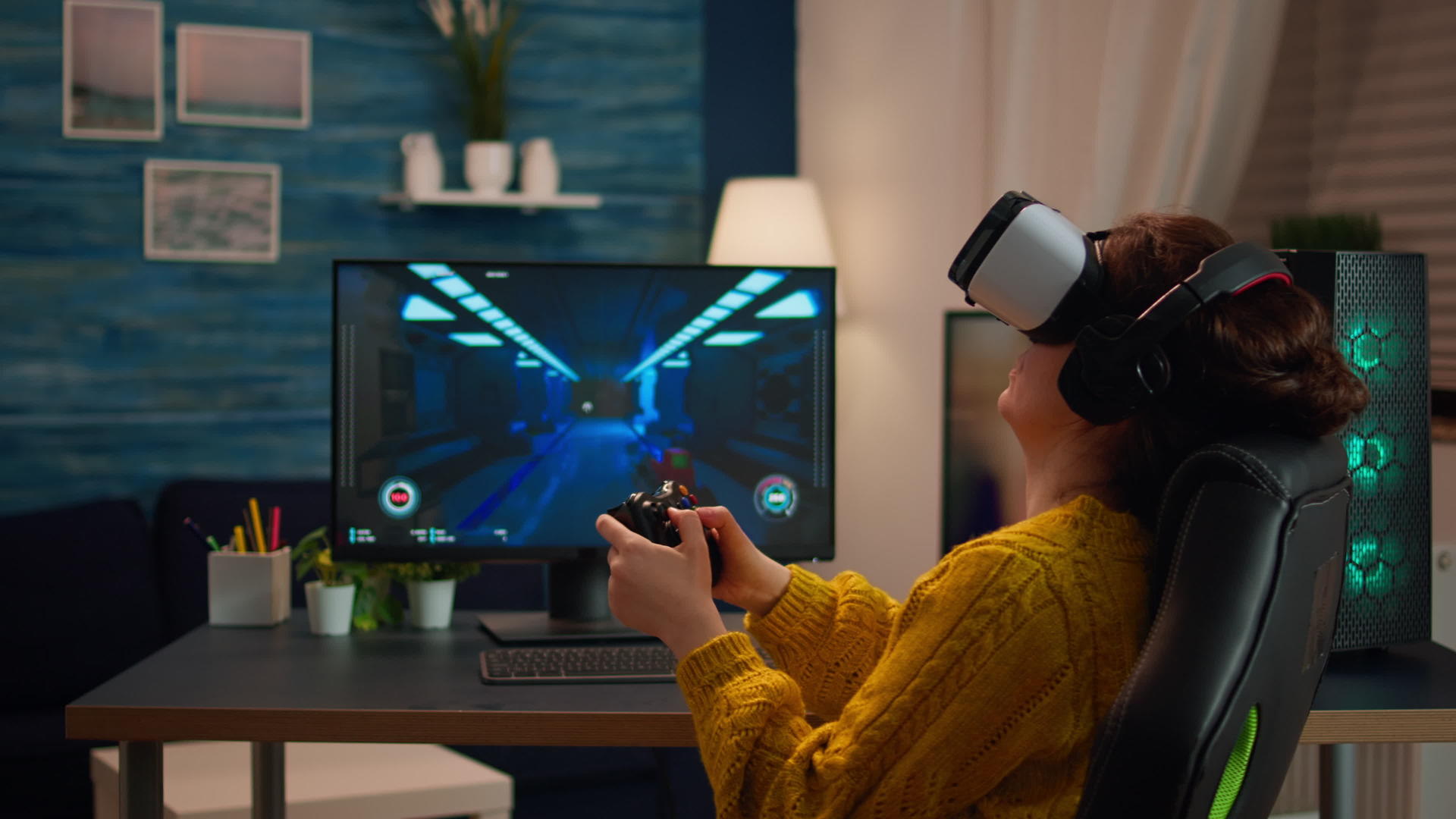 专业游戏机使用无线控制器佩戴虚拟现实头盔视频的预览图