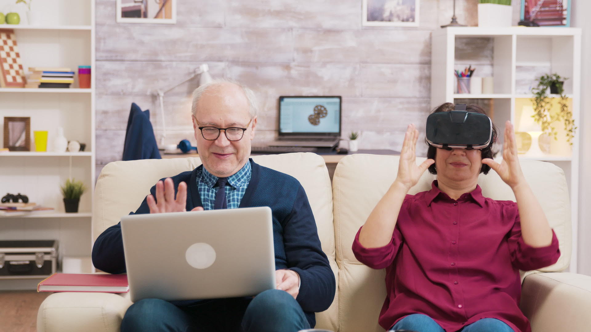 老年妇女坐在沙发上戴着虚拟现实眼镜视频的预览图