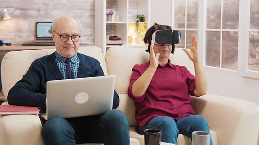 老年妇女使用虚拟现实护目镜视频的预览图