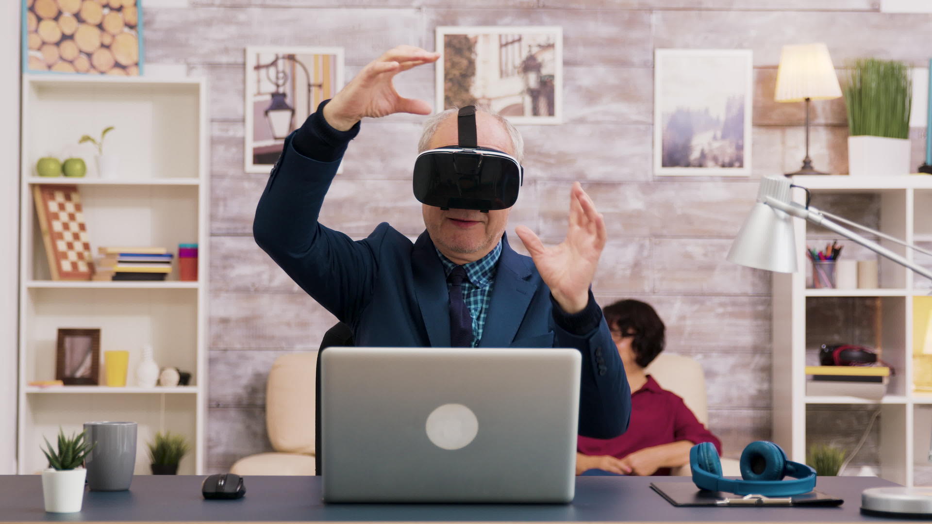 高级男性在客厅使用虚拟现实护目镜视频的预览图