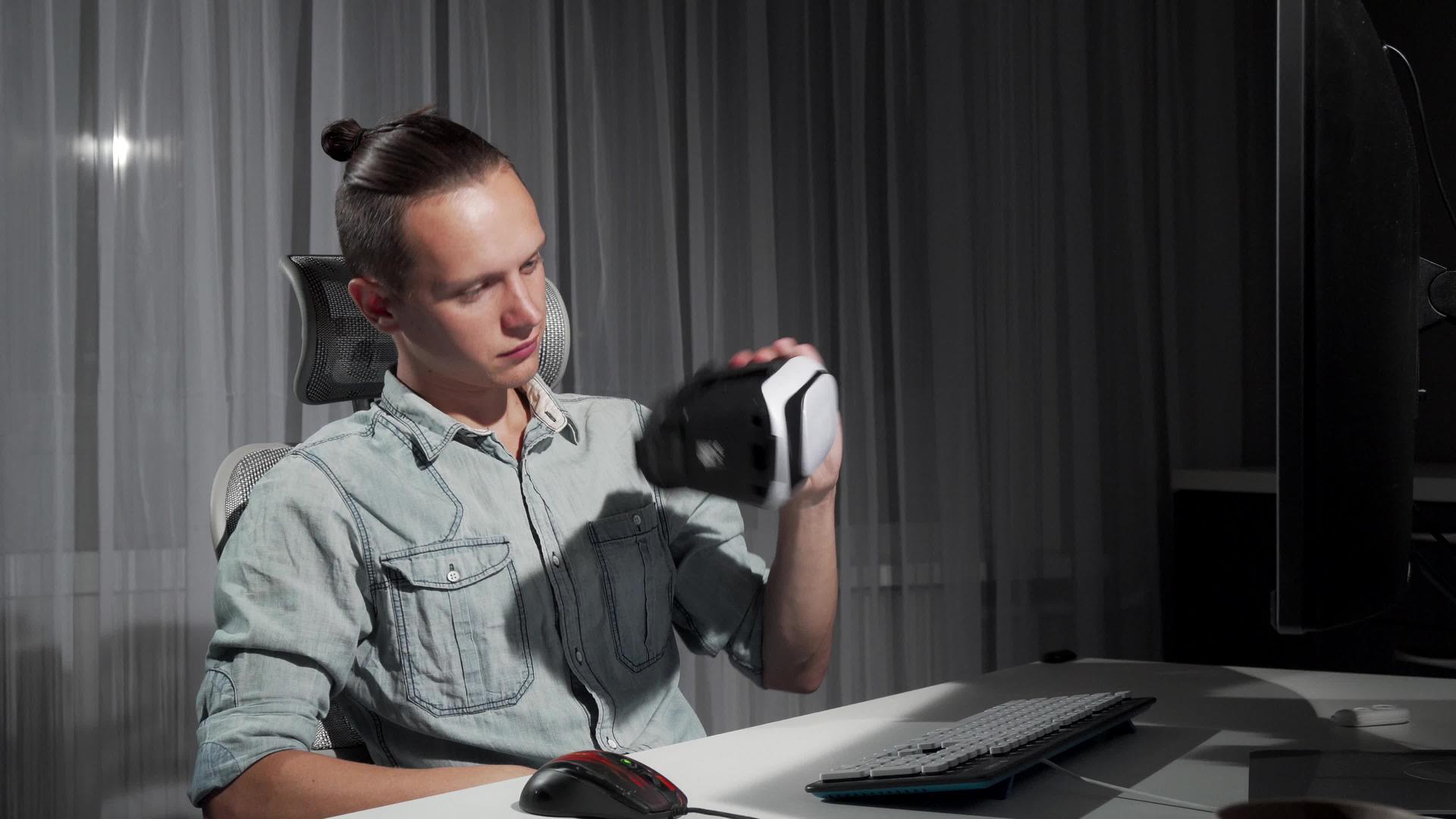 年轻男性使用虚拟现实3D眼镜深夜视频的预览图