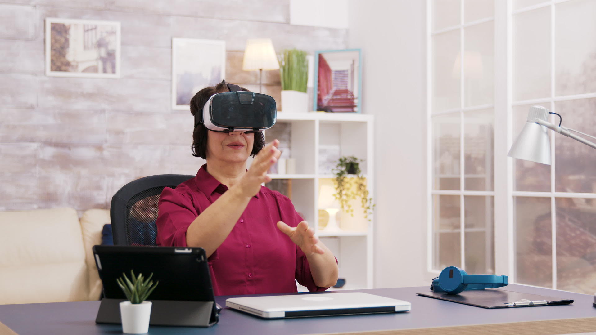 老年妇女在客厅使用虚拟现实护目镜视频的预览图
