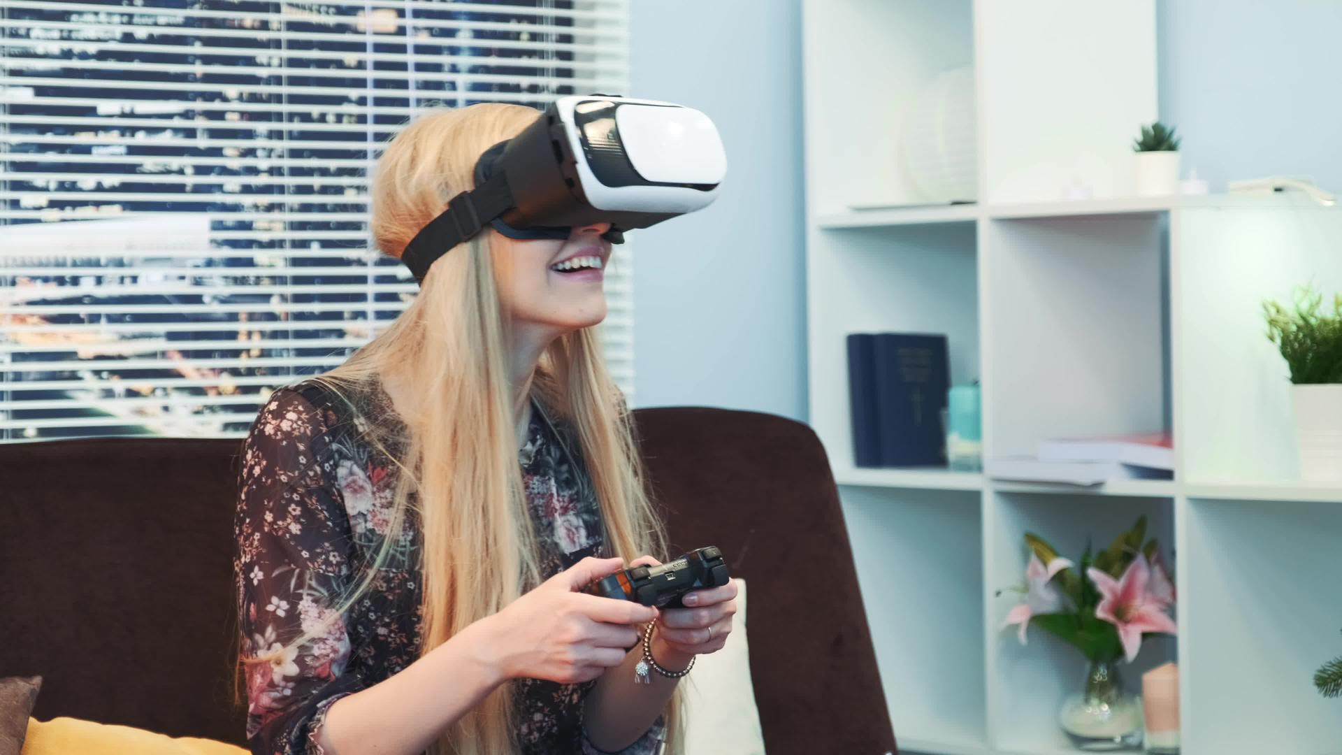 在圣诞节的虚拟现实护目镜中拟现实护目镜中玩棍子游戏视频的预览图