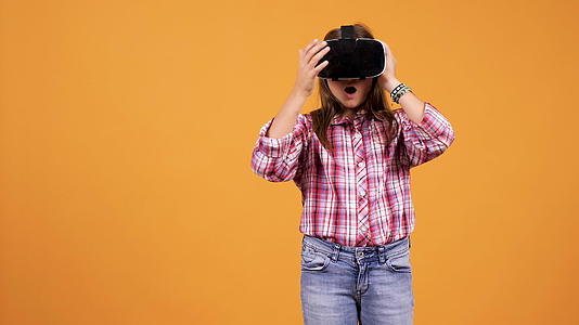 身穿虚拟现实头盔的年轻女孩视频的预览图