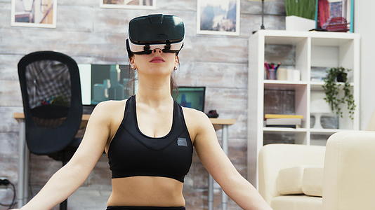 瑜伽放松caucasian女性使用虚拟现实眼镜视频的预览图