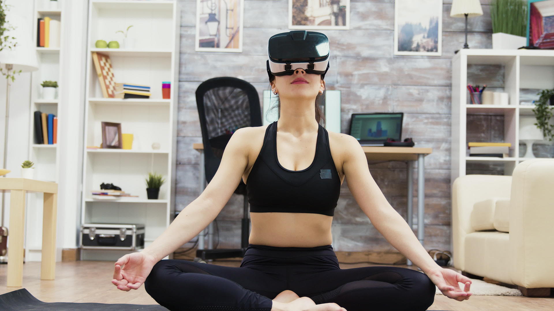 美丽的年轻女性戴着虚拟现实眼镜做瑜伽视频的预览图