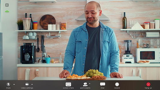 男子在厨房的视频通话中聊天视频的预览图