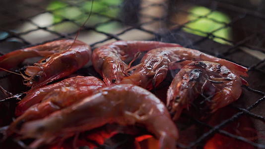 虾在传统的炉子上烤美味的泰国海鲜菜单泰国街头美食视频的预览图