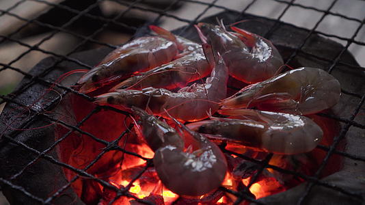 虾在传统的炉子上烤美味的泰国海鲜菜单泰国街头美食视频的预览图