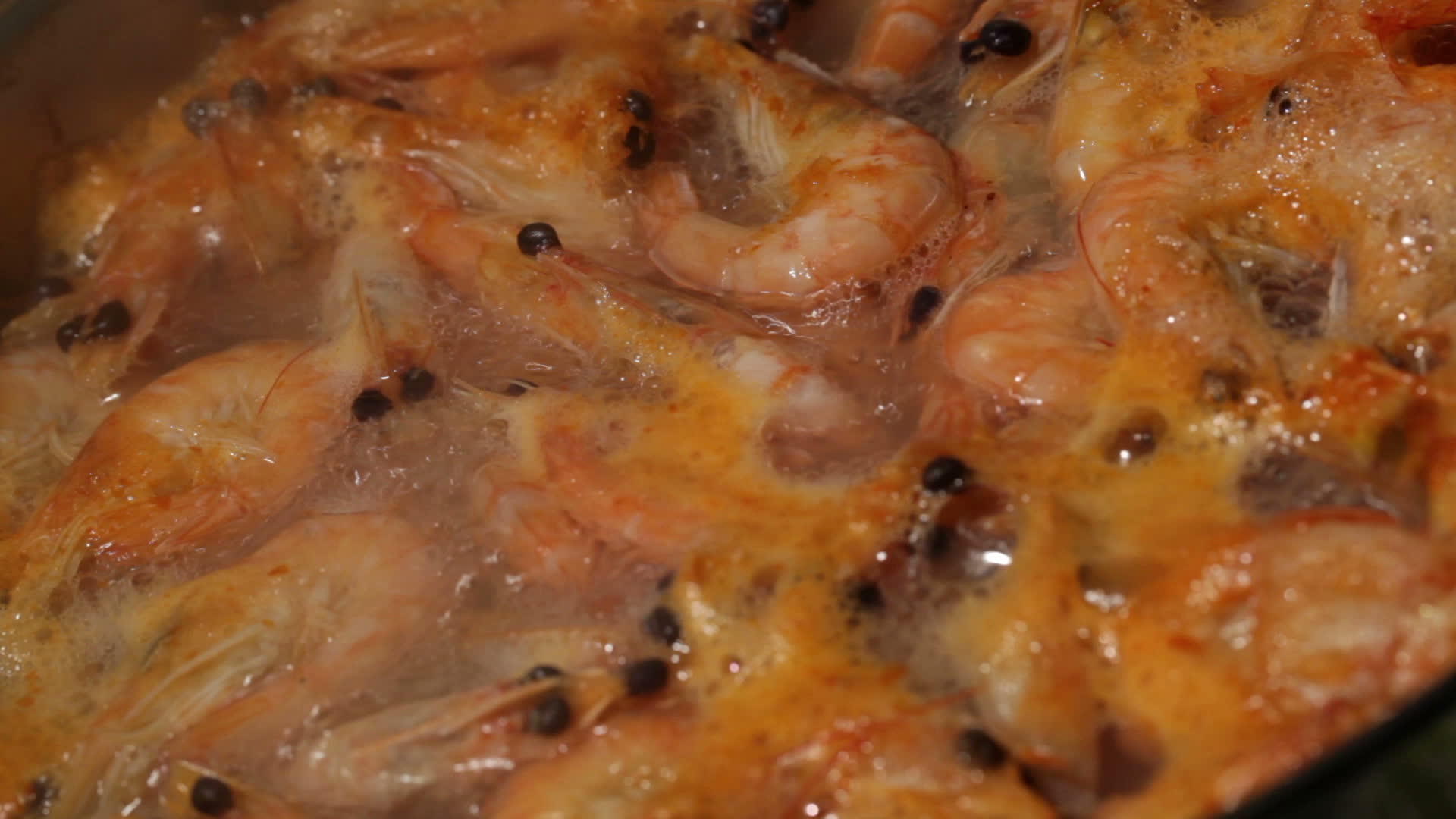 虾被浸泡在酱汁锅里视频的预览图