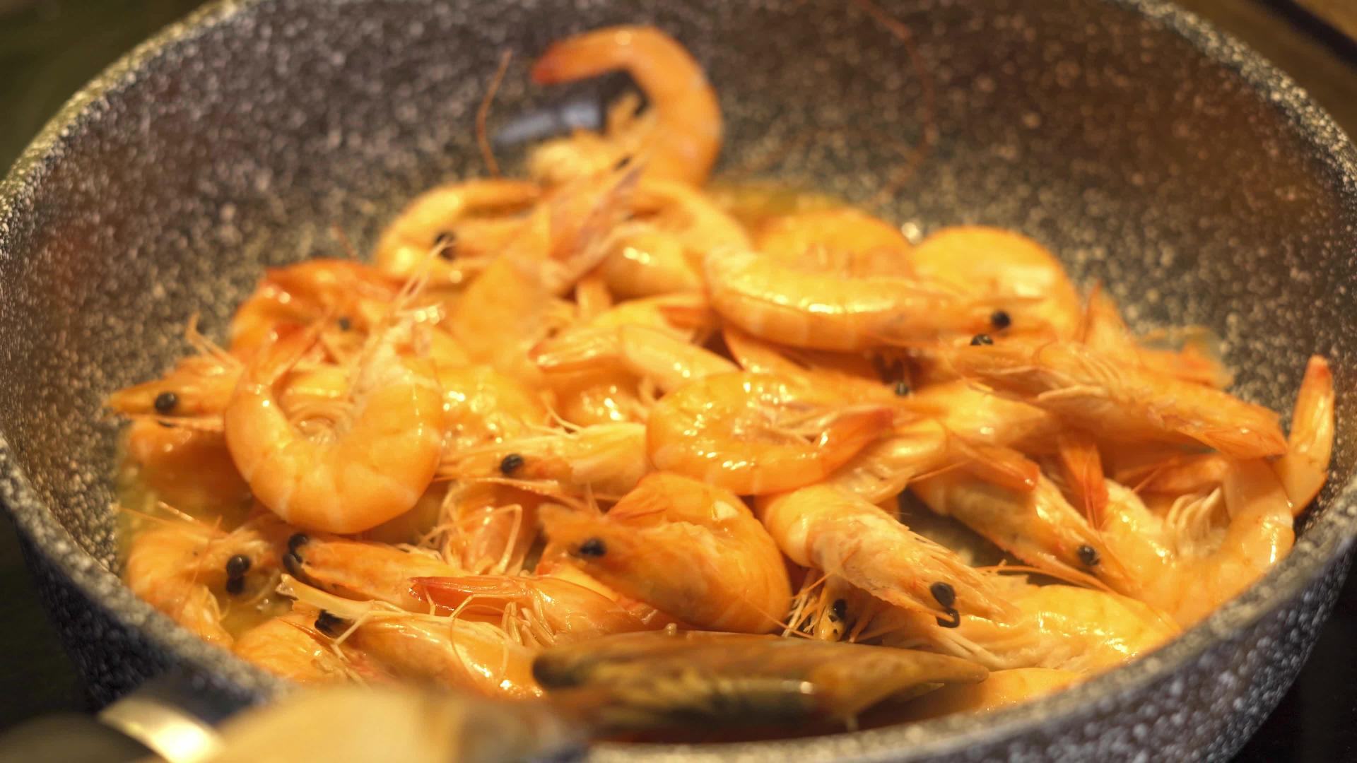 把虾放在煎锅里用向日葵油视频的预览图