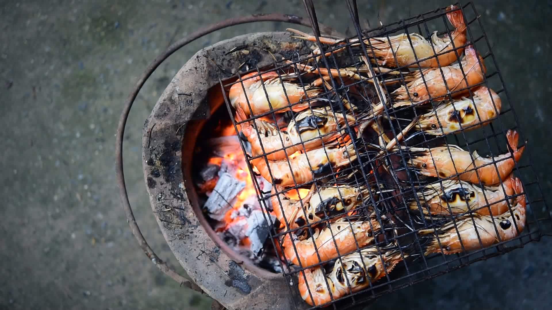 市场上的烤虾大淡水虾视频的预览图