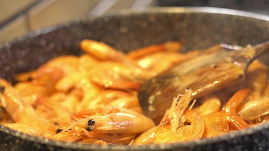 美味多汁的开胃虾在厨房的密闭锅炉里煮熟视频的预览图