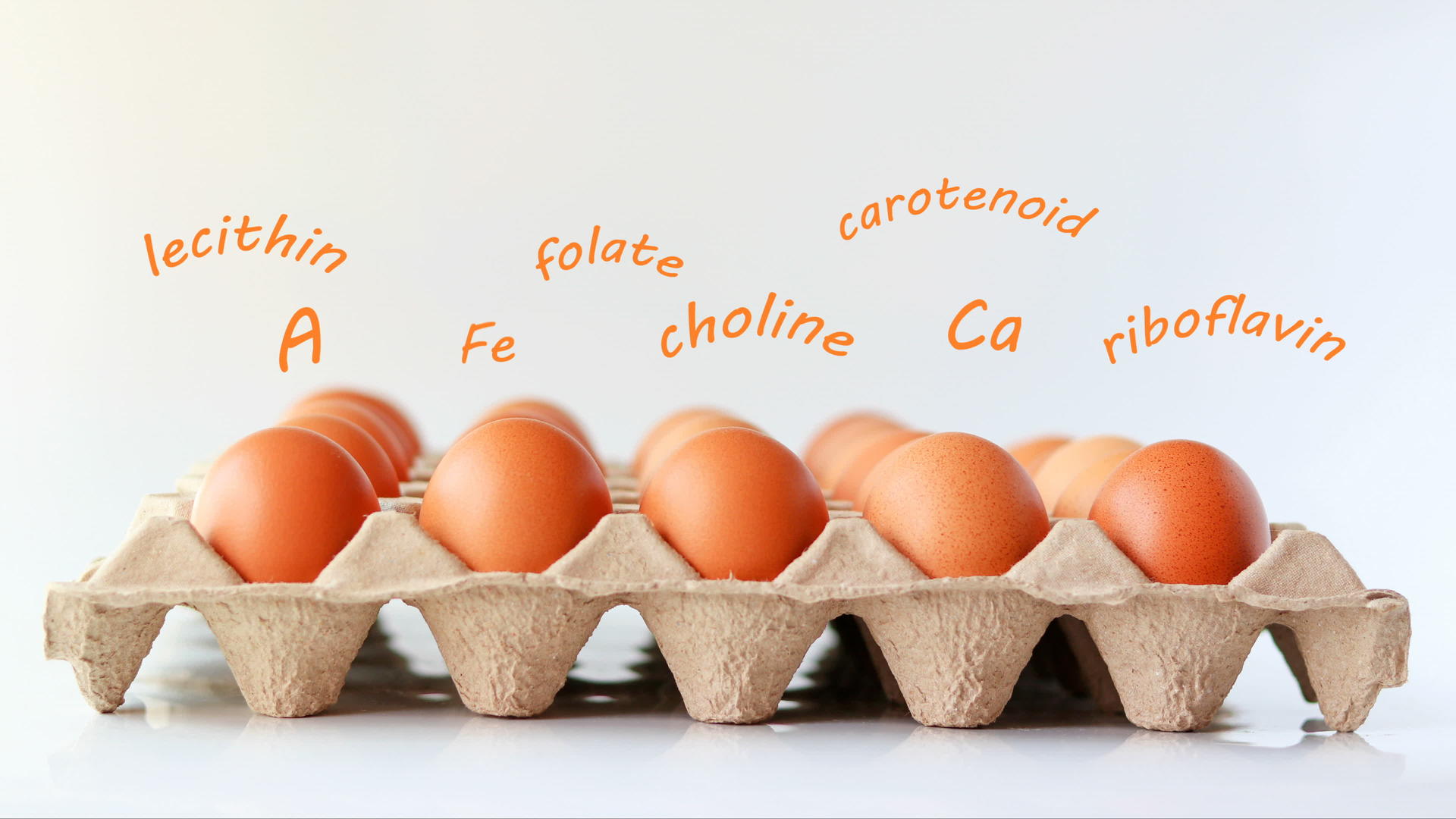 鸡蛋和营养字母漂浮在纸箱上视频的预览图