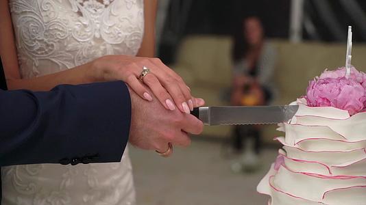 新娘和新郎切婚蛋糕视频的预览图