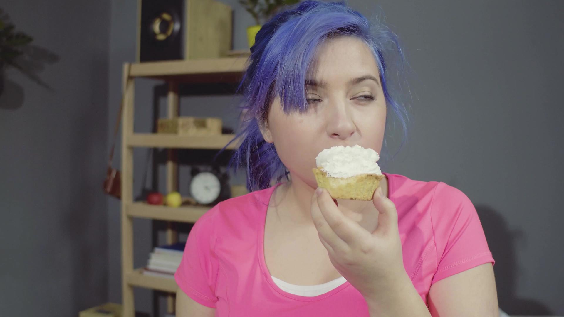 被诱惑的年轻女性吃蛋糕视频的预览图
