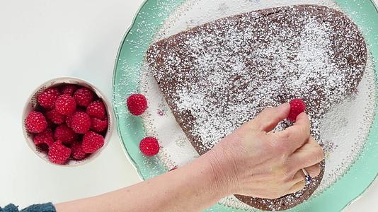 巧克力蛋糕是草莓烤饼做成的心形视频的预览图