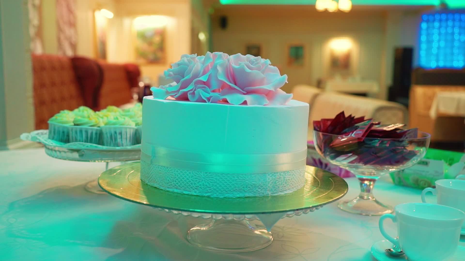 在派对上庆祝蛋糕视频的预览图