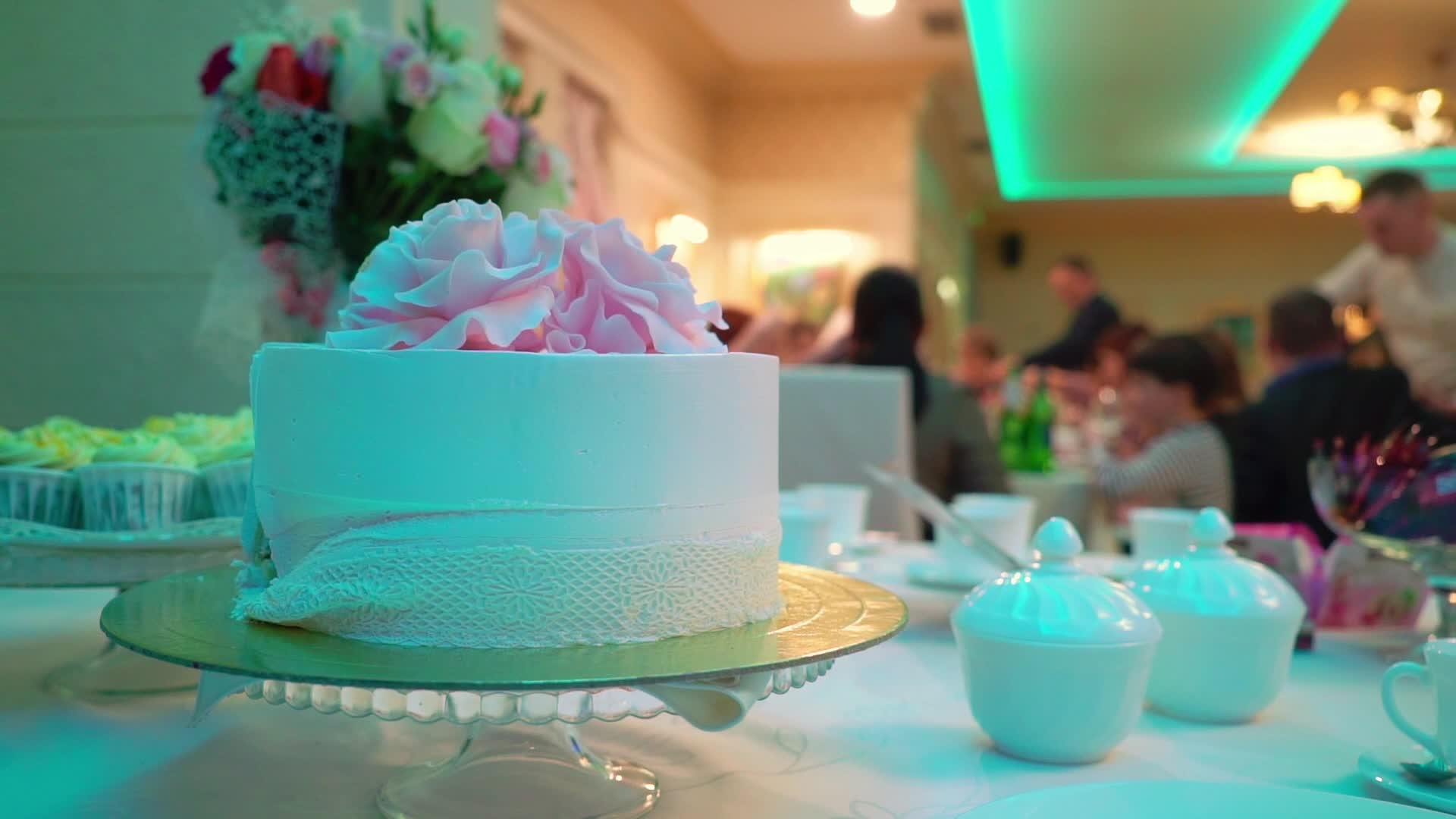 在派对上庆祝蛋糕视频的预览图