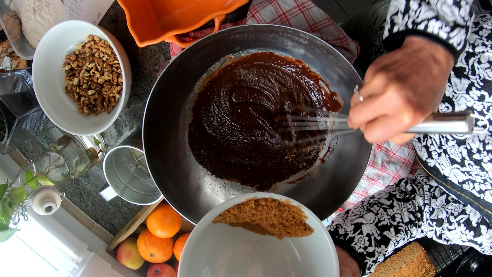 女人用胡须混合成分做巧克力蛋糕视频的预览图