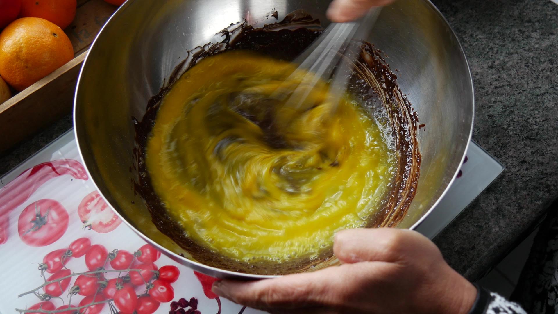 女人用胡须混合成分做巧克力蛋糕视频的预览图