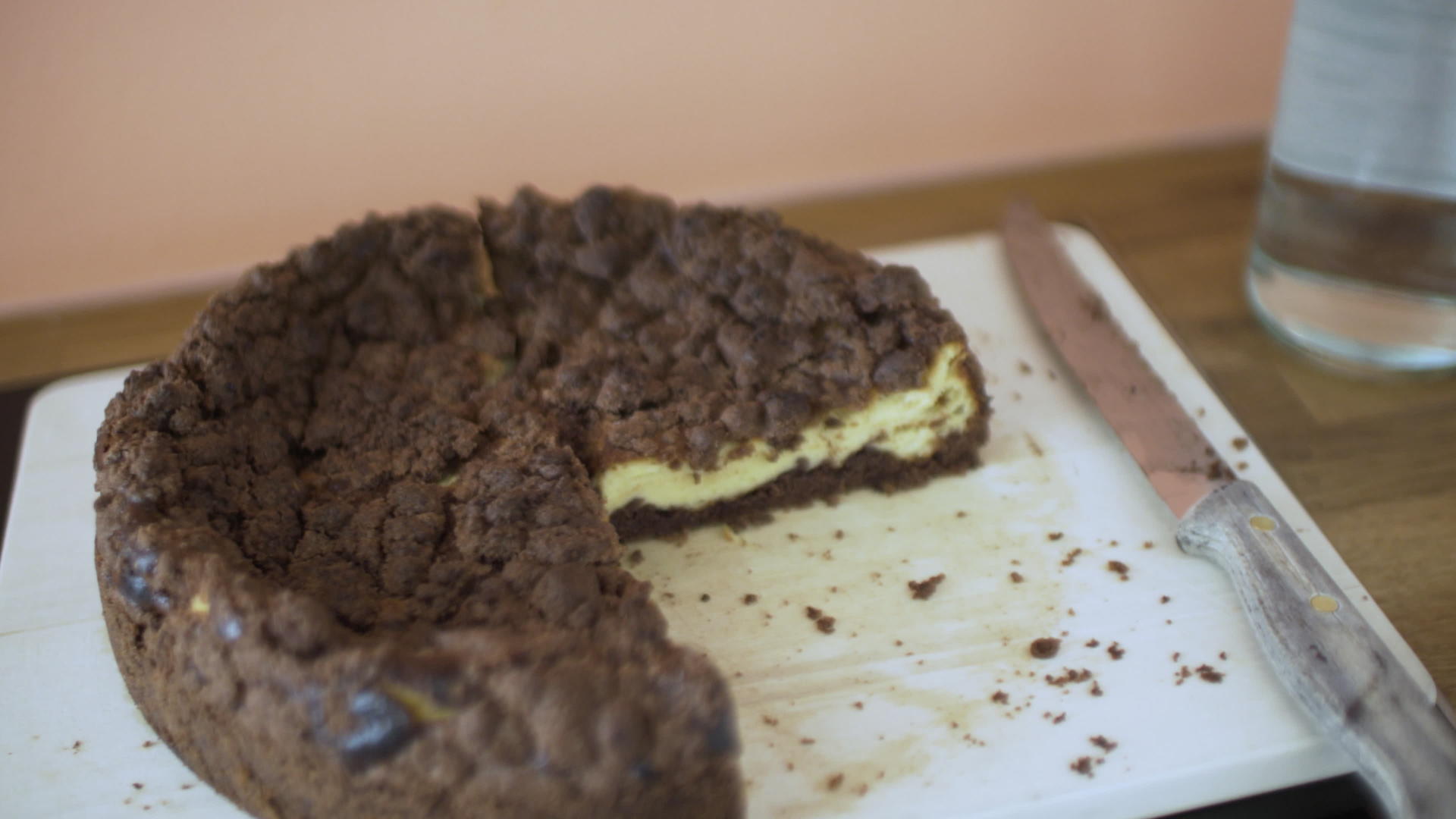 自制蛋糕切成四分之一视频的预览图