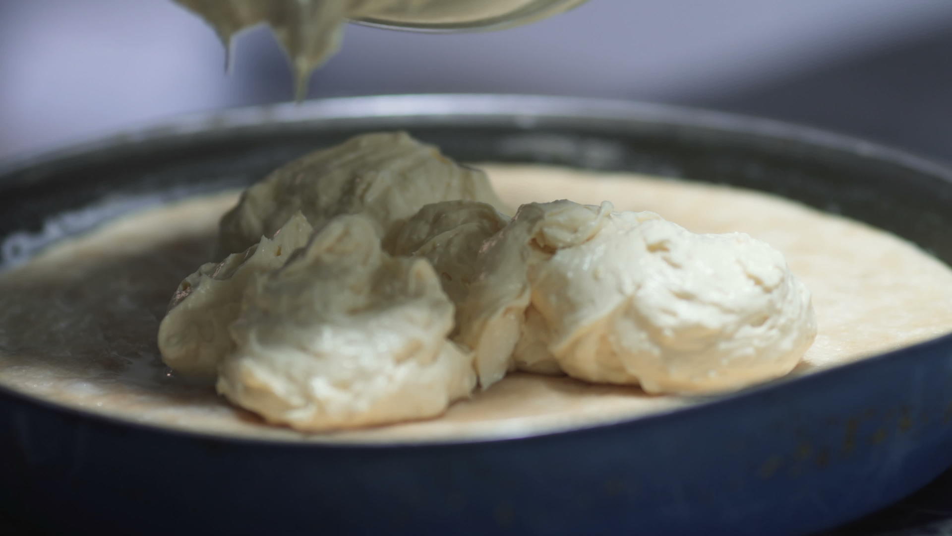 在蛋糕层中加入奶油填充的过程视频的预览图