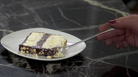 选择性地吃新鲜巧克力香草蛋糕视频的预览图