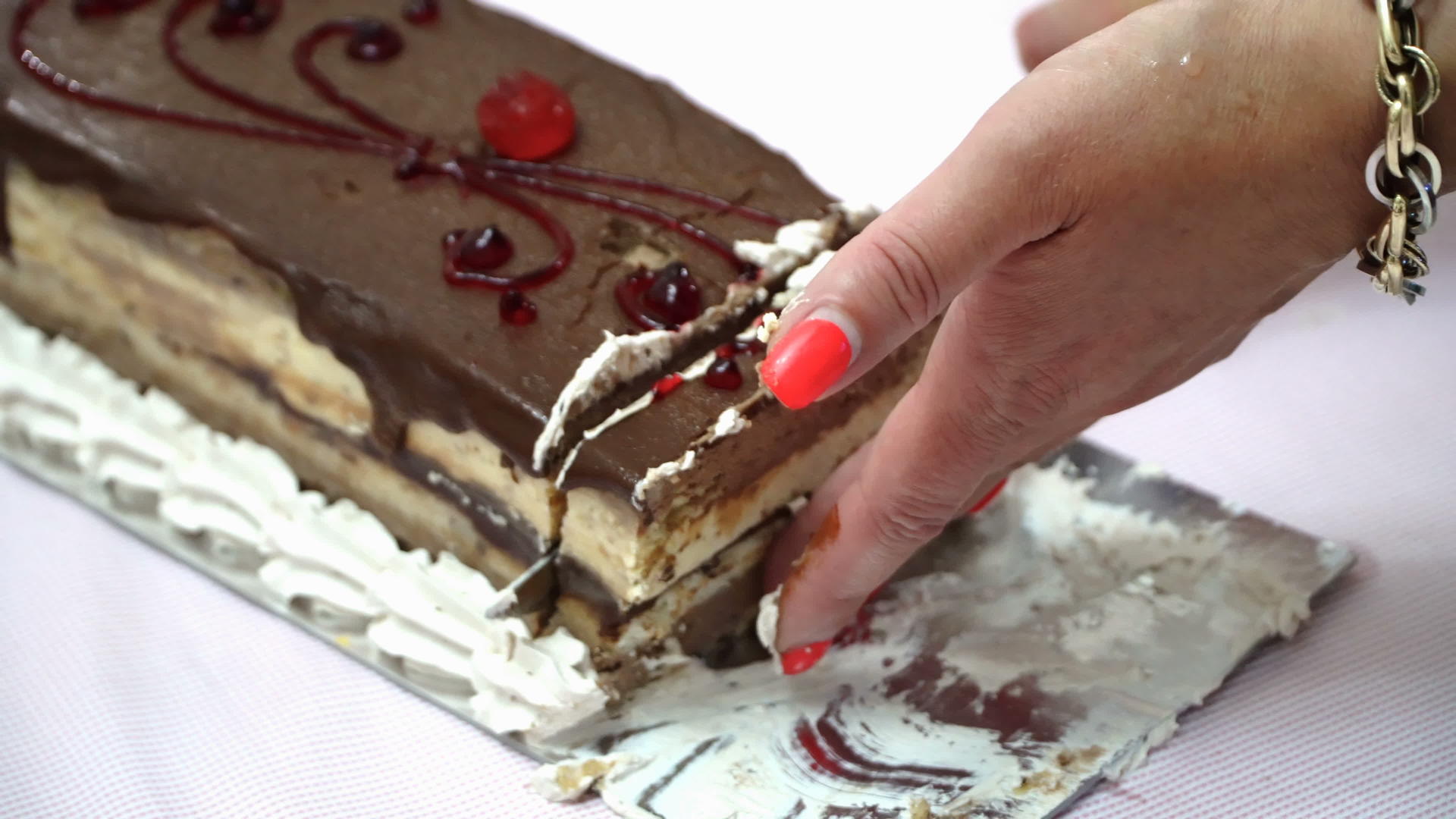 这位女士在生日那天切了一块巧克力蛋糕视频的预览图