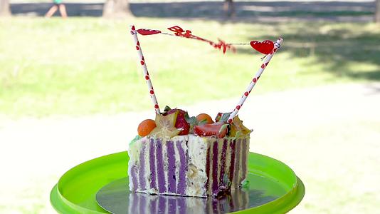 一块生日蛋糕和快乐的生日信息视频的预览图