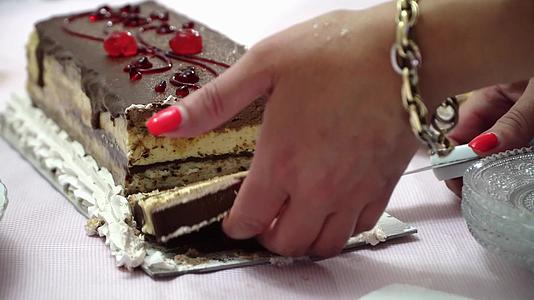生日巧克力蛋糕女人的手很紧视频的预览图