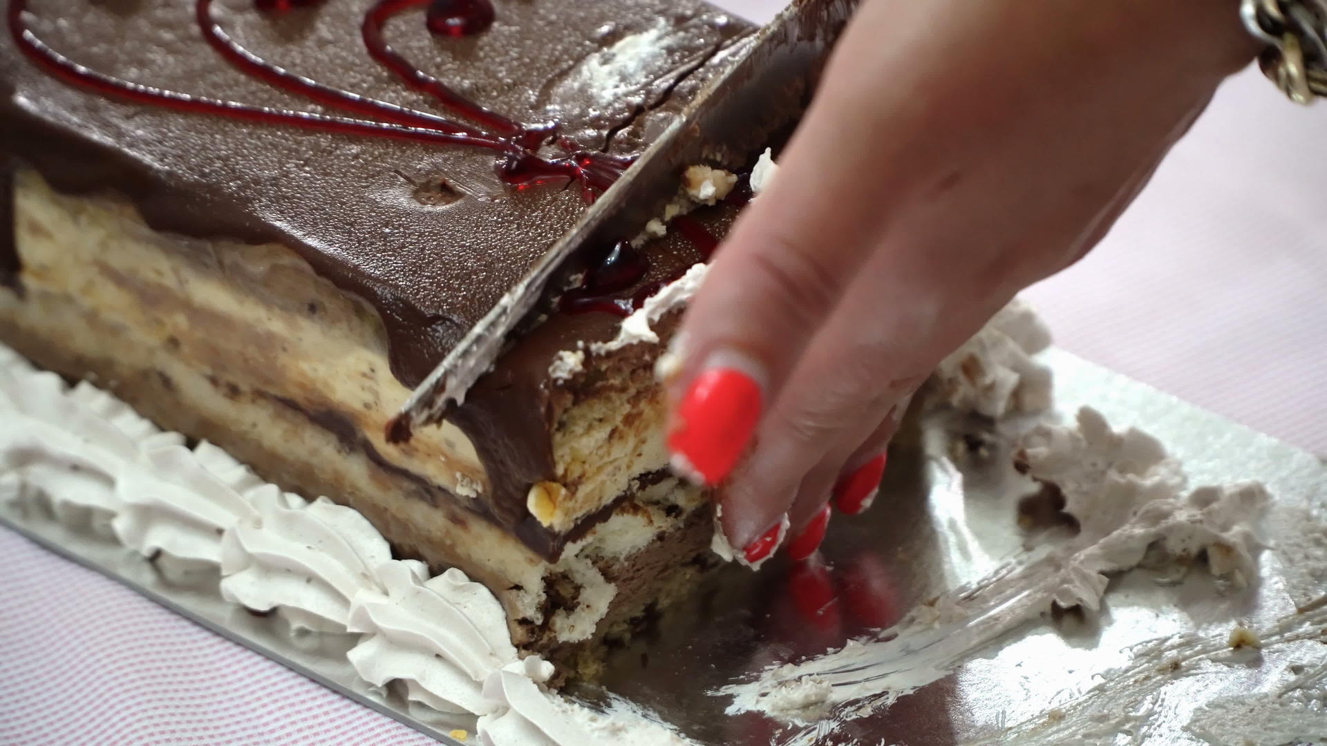 甜手切下装饰的生日蛋糕视频的预览图