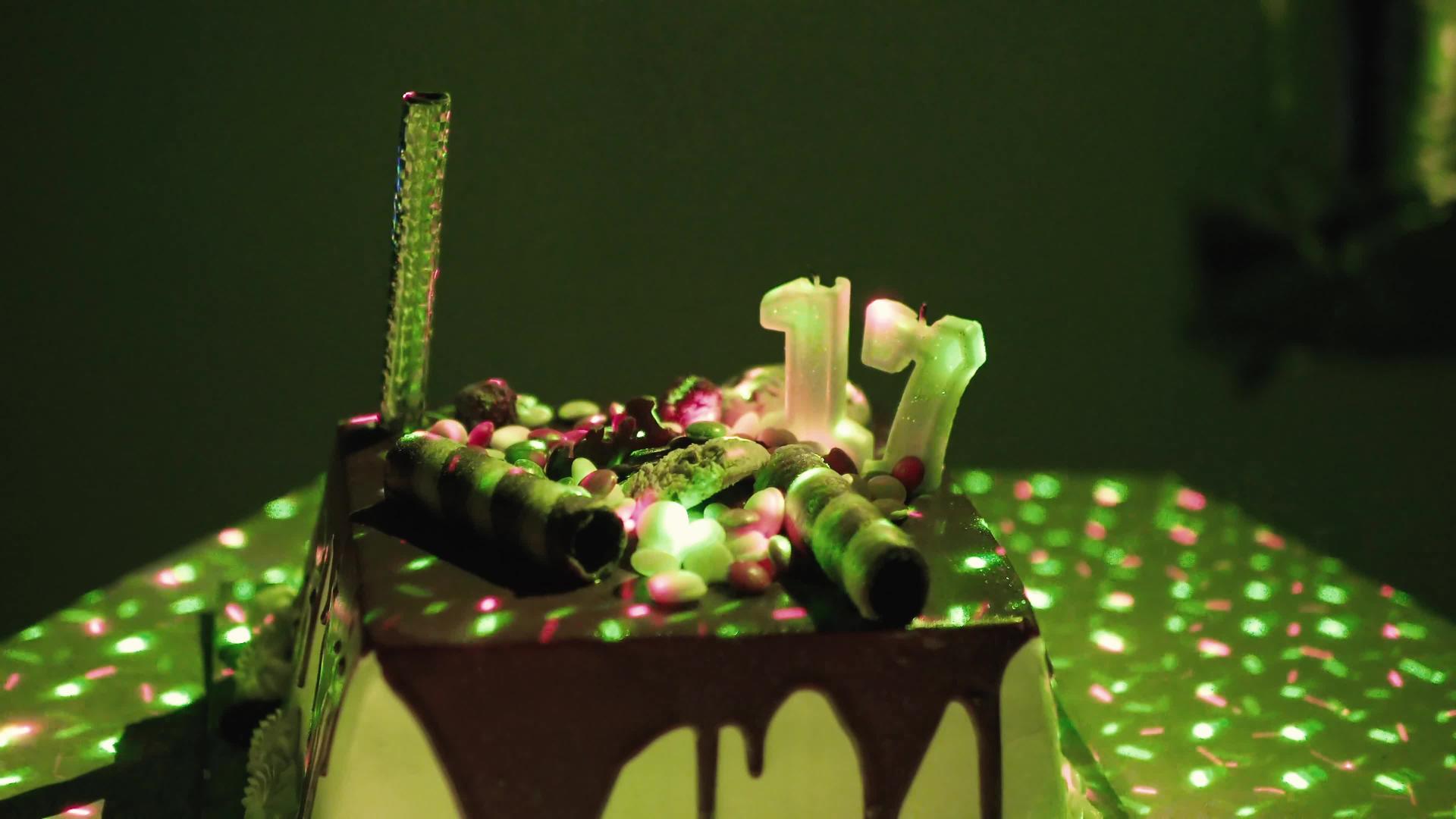 生日派对上的迪斯科灯光和生日蛋糕人们玩得很开心视频的预览图