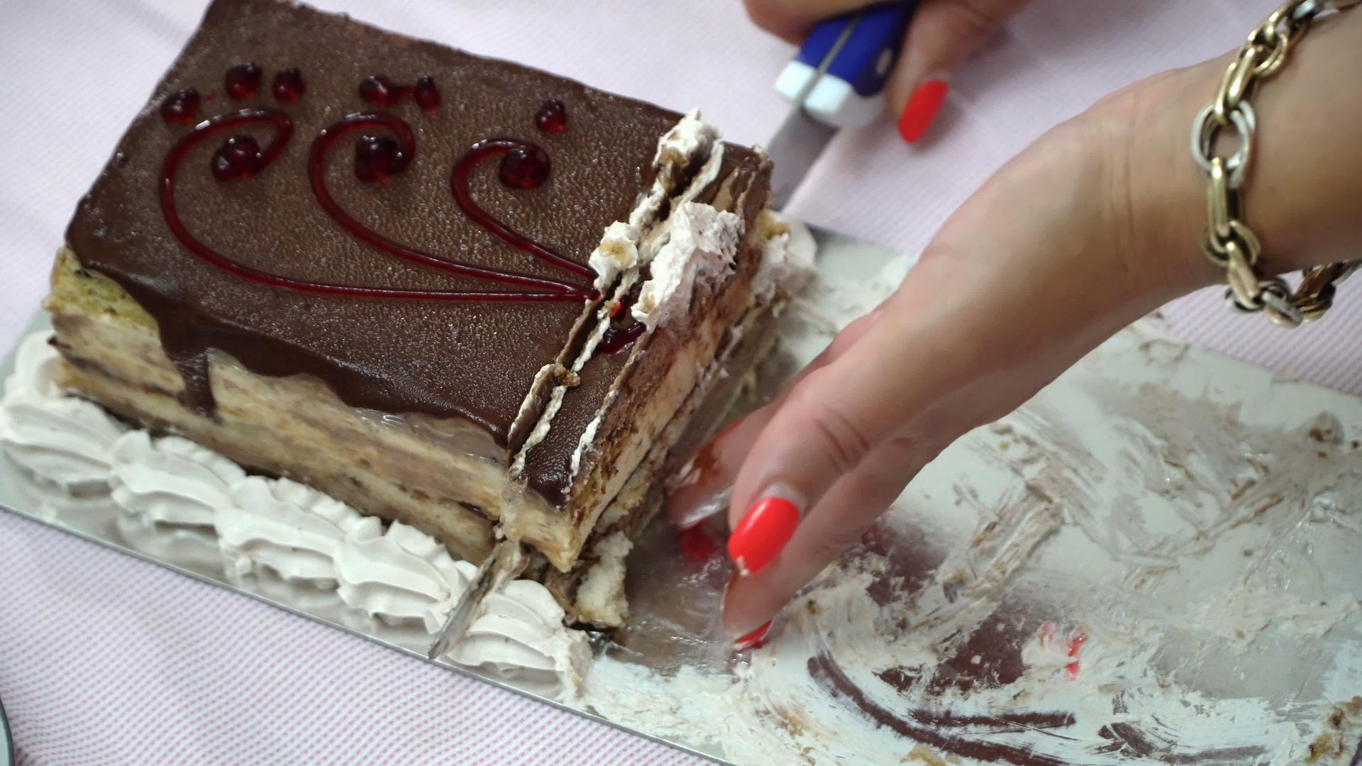 关闭女人手切巧克力蛋糕视频的预览图