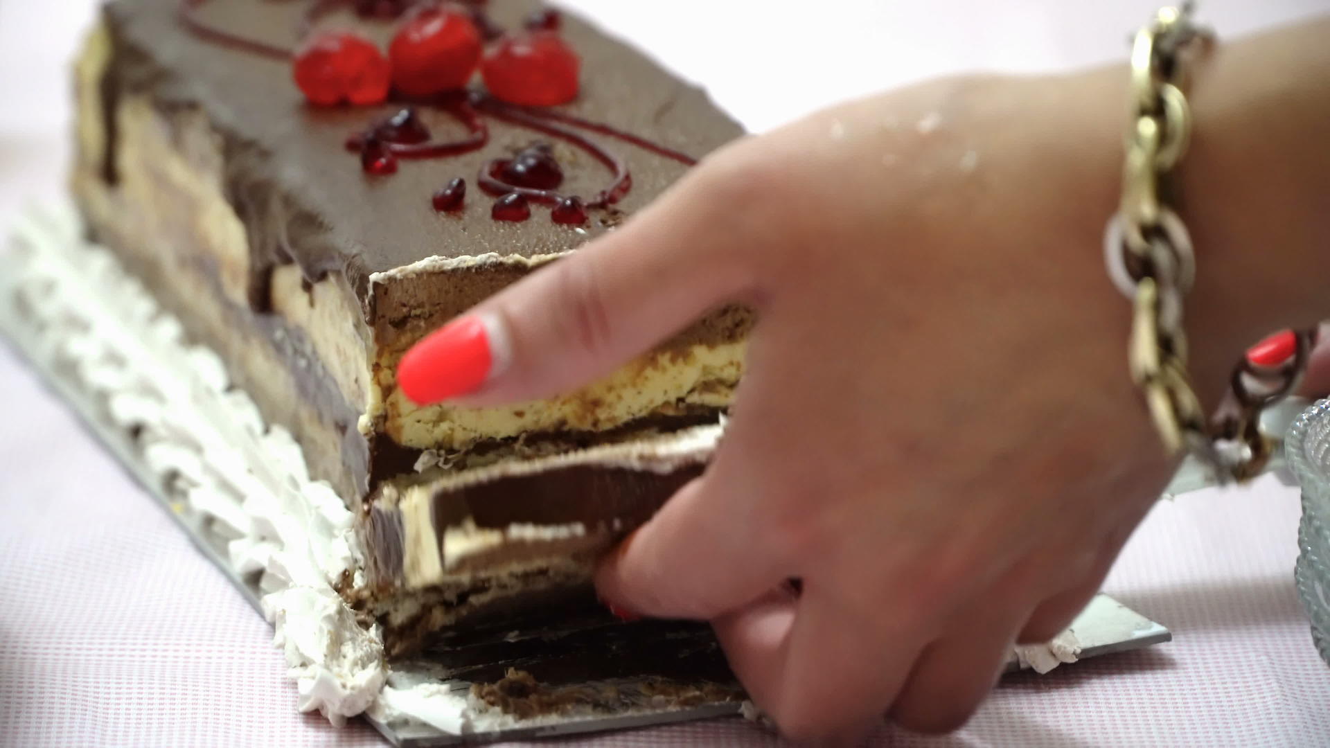 用核桃和装饰品切一个生日蛋糕视频的预览图