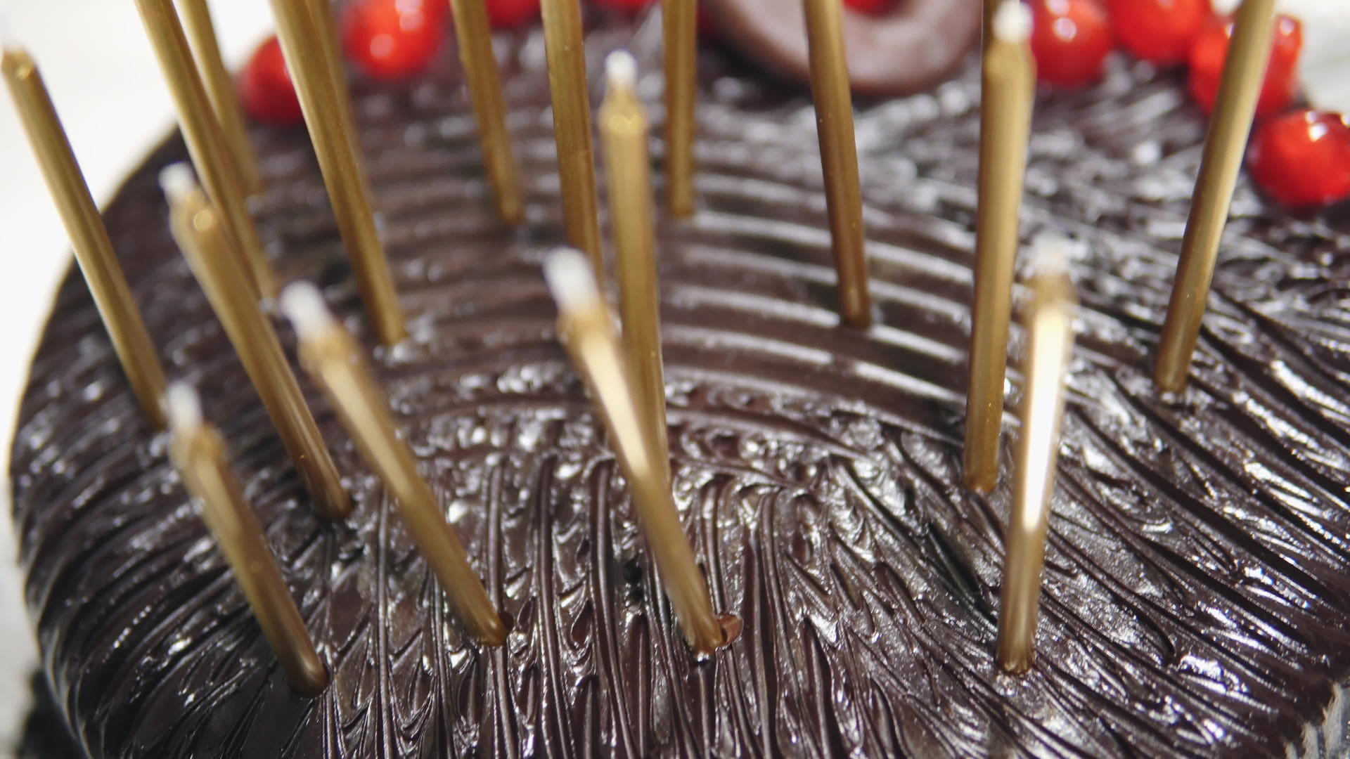 巧克力蛋糕上快乐的生日蜡烛视频的预览图