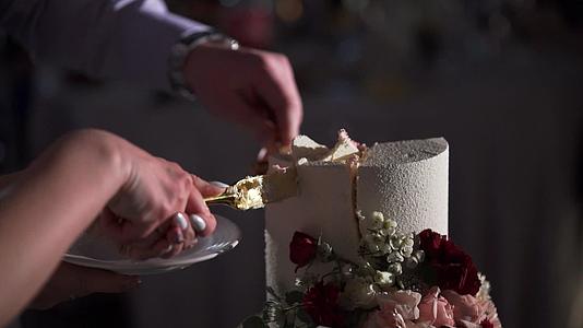 结婚蛋糕切蛋糕视频的预览图