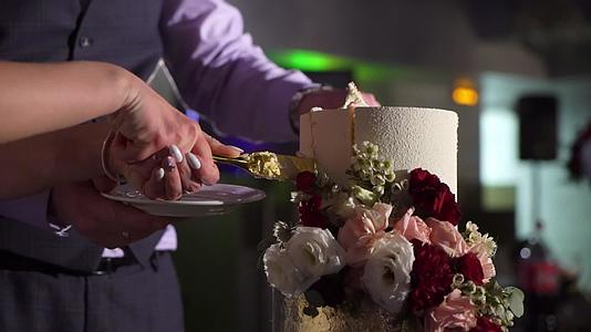 结婚蛋糕切蛋糕视频的预览图