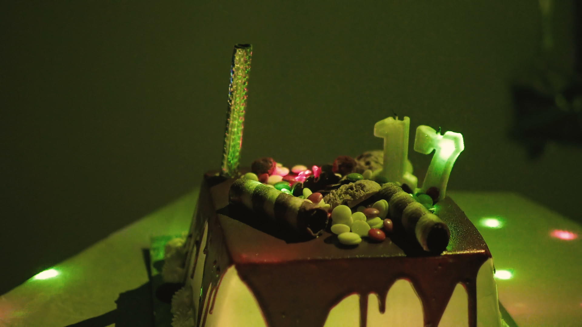 装饰蛋糕和迪斯科灯光在17岁生日派对上闪耀视频的预览图
