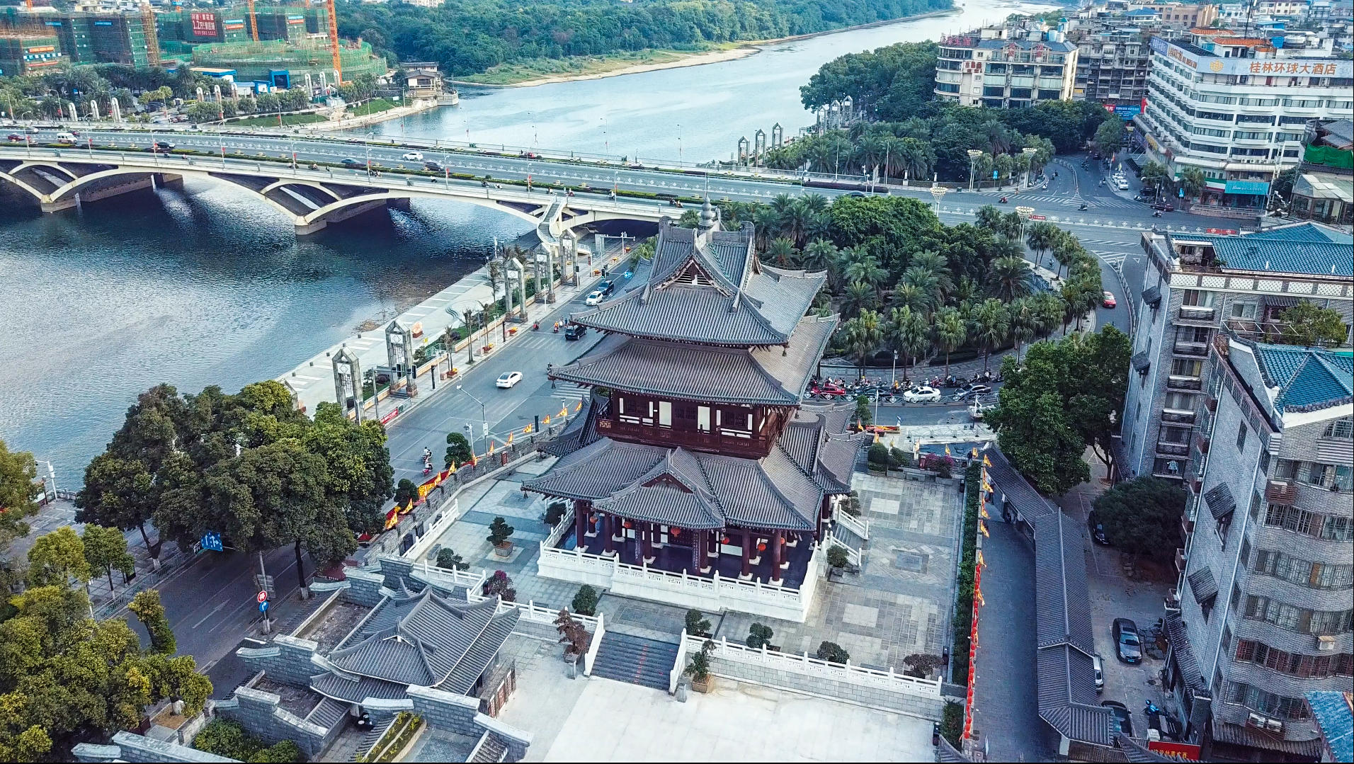 4k高清航拍桂林著名景点逍遥楼古建筑视频的预览图